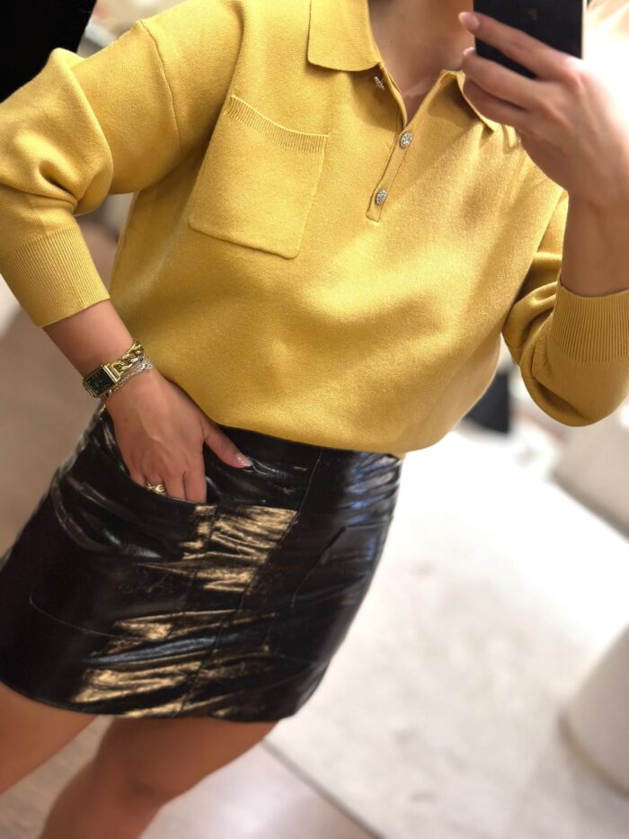 MALHA POLO AMARELO COM BOTÕES DECORATIVOS PONTO CHIC - Image 3