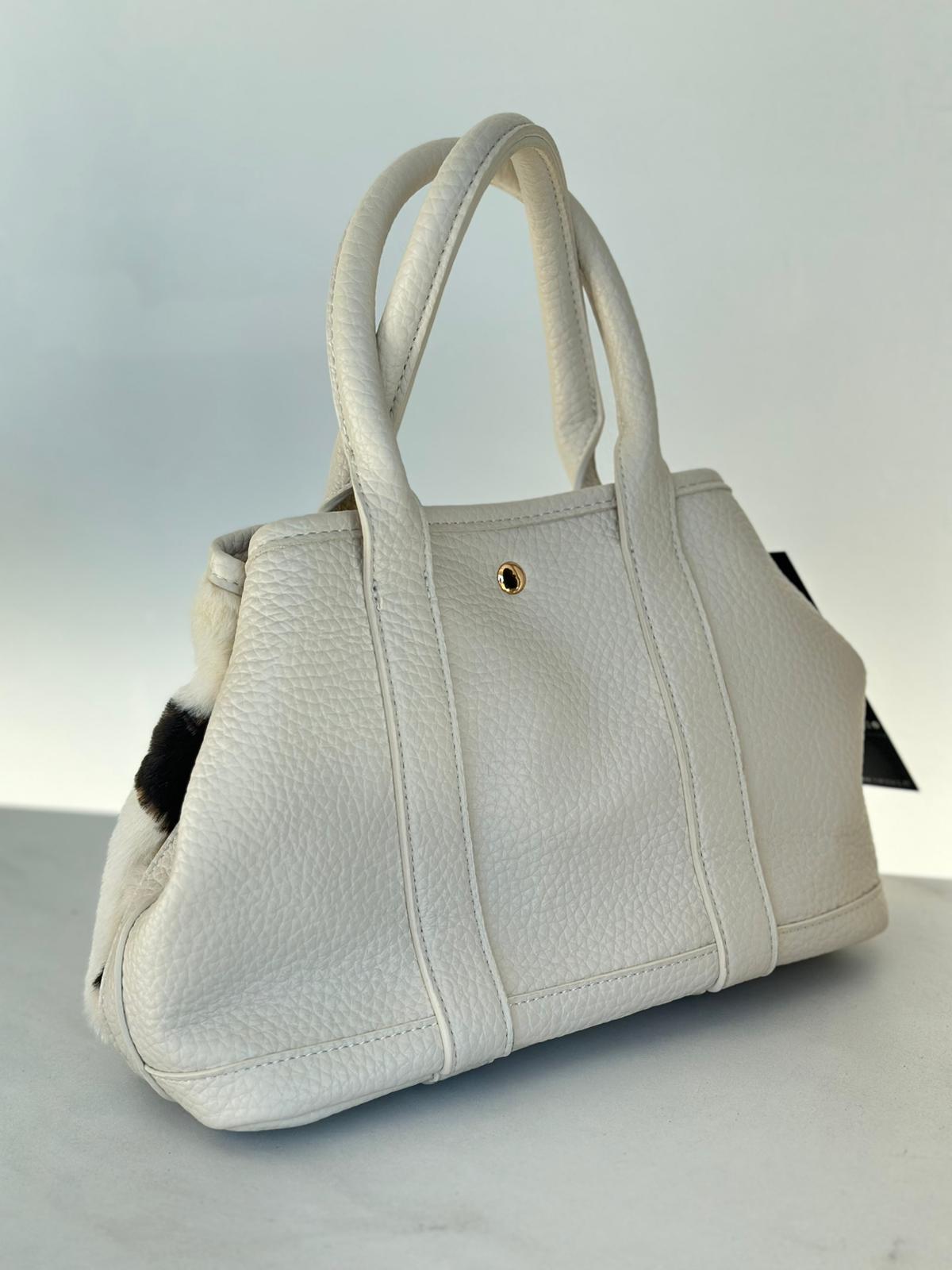 f29340d6-0d25-4fac-bba1-e817278dab6e MALA TOTE PEQUENA ANIMAL PRINT ALÇA BRANCA PONTO CHIC - Image 2