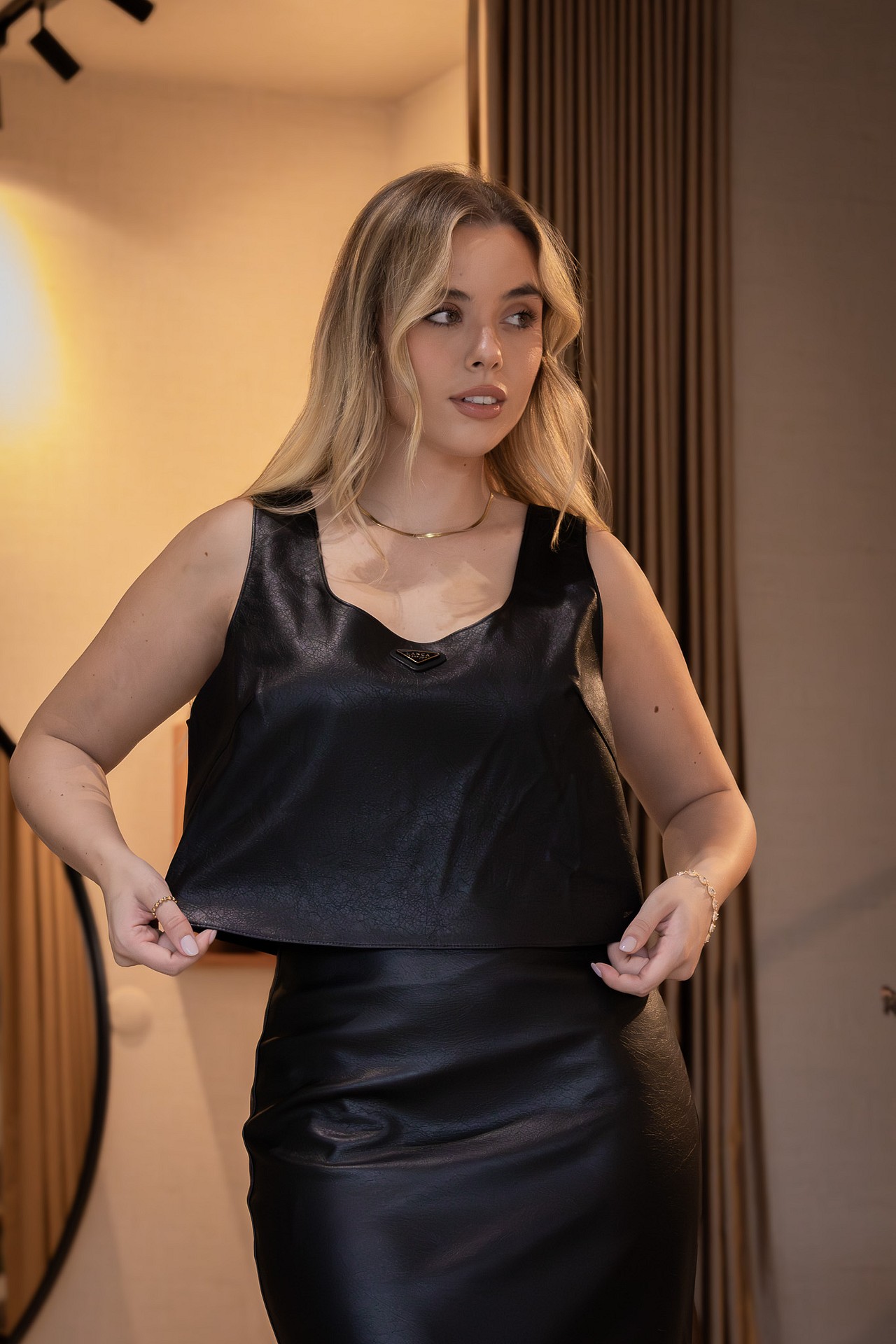 galleries_0c8bbb35-8d97-4e5c-a2b5-556abc141bd2_08e93967-89aa-40f8-9a03-cd9bc9d0b87e_v2__thumb_l TOP PRETO EM POLIPELE LANÇA PERFUME - Image 1