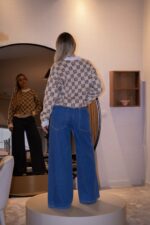 CAMISOLA TRICOT BEGE E CASTANHA COM MONOGRAMA LANÇA PERFUME - Image 4