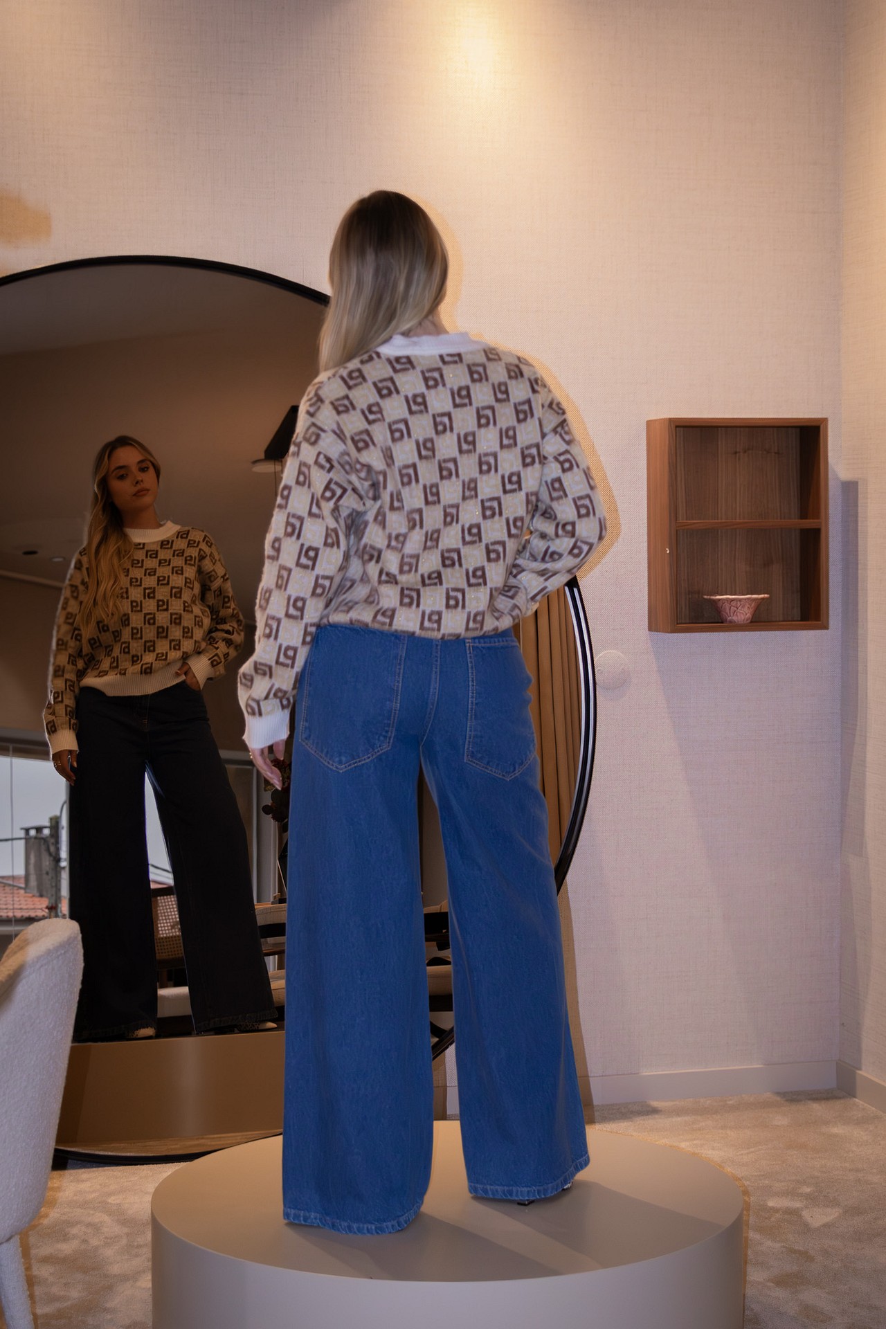 galleries_0c8bbb35-8d97-4e5c-a2b5-556abc141bd2_08eab544-4f49-401d-92e6-a36cbb5a3b8b_v2__thumb_l CAMISOLA TRICOT BEGE E CASTANHA COM MONOGRAMA LANÇA PERFUME - Image 4