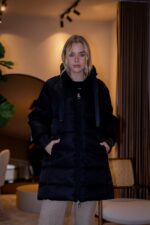 CASACO ACOLCHOADO PRETO COM DETALHE NAS MANGAS GAELLE PARIS - Image 4