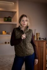 COLETE ACOLCHOADO VERDE TROPA COM INTERIOR ESTAMPADO RUGA