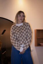 CAMISOLA TRICOT BEGE E CASTANHA COM MONOGRAMA LANÇA PERFUME