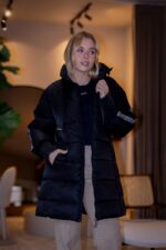 CASACO ACOLCHOADO PRETO COM DETALHE NAS MANGAS GAELLE PARIS