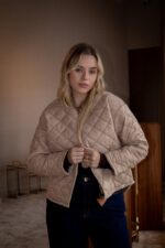 CASACO ACOLCHOADO BEGE COM INTERIOR ESTAMPADO RUGA