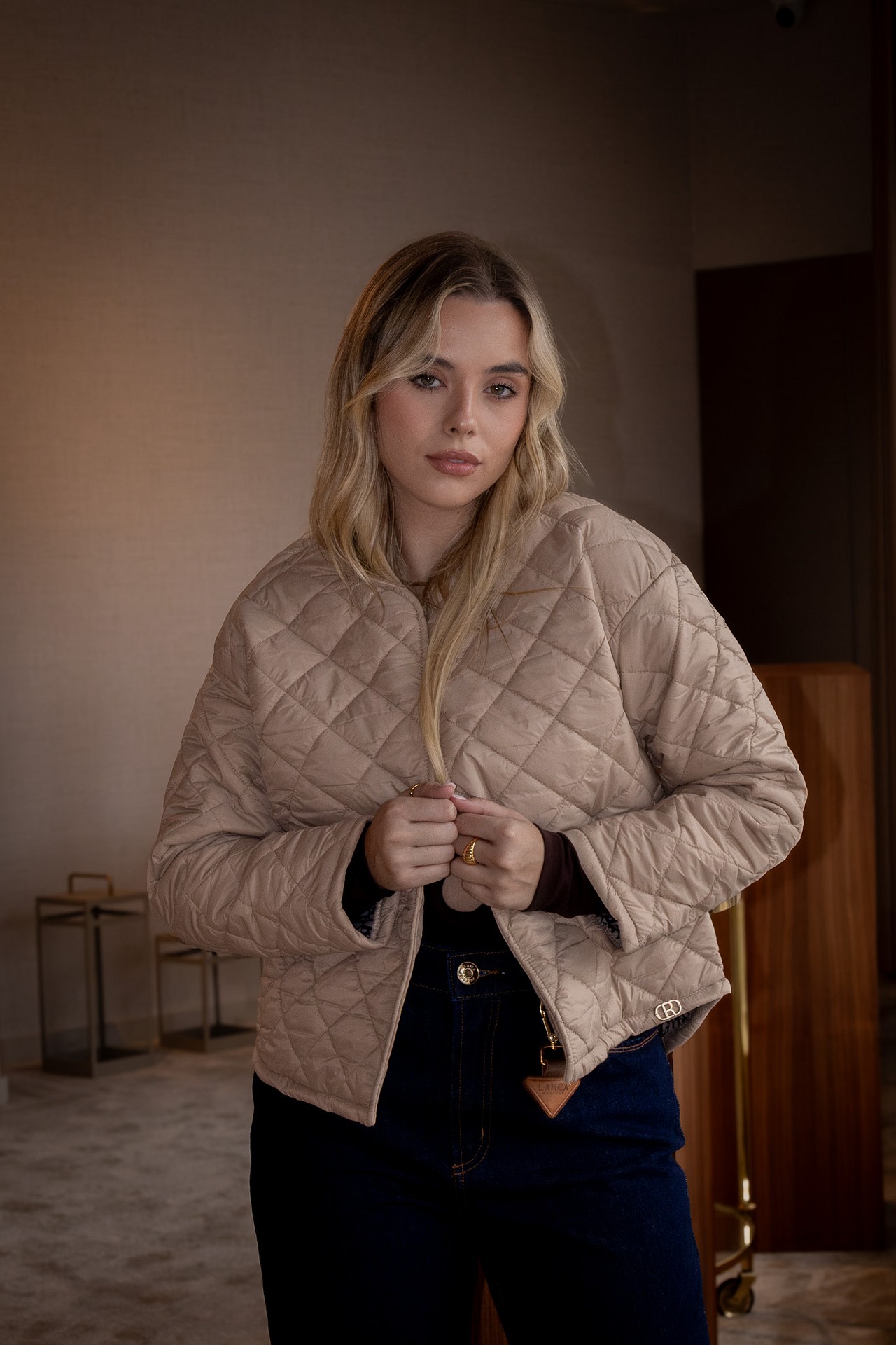 galleries_0c8bbb35-8d97-4e5c-a2b5-556abc141bd2_510681d9-fc07-435b-8647-6091fbaf7966_v2__thumb_l CASACO ACOLCHOADO BEGE COM INTERIOR ESTAMPADO RUGA - Image 1