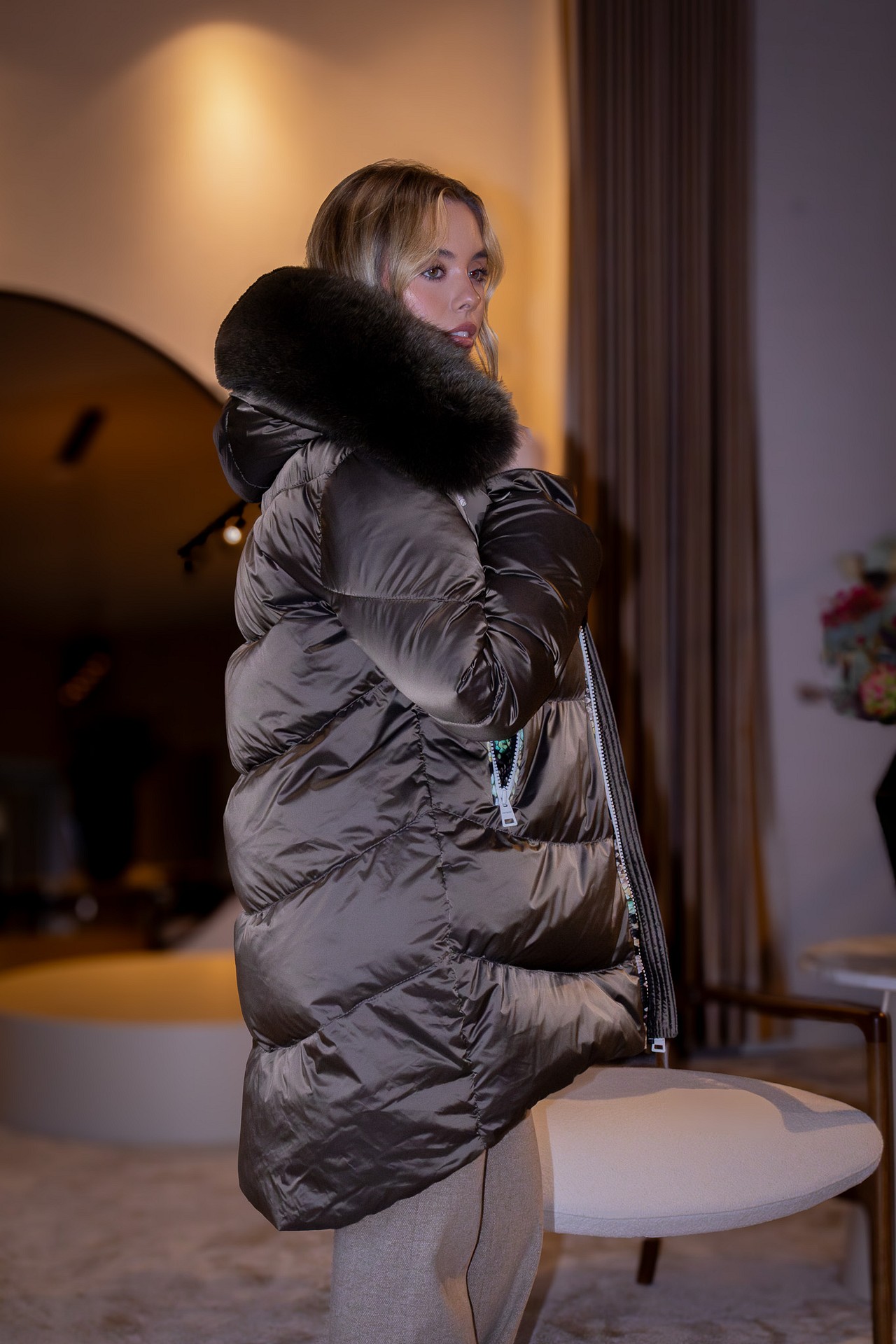 galleries_0c8bbb35-8d97-4e5c-a2b5-556abc141bd2_546f9506-bca2-458b-900f-984f789f285e_v2__thumb_l CASACO ACOLCHOADO CASTANHO COM GOLA DE PELO FLO&CLO - Image 7