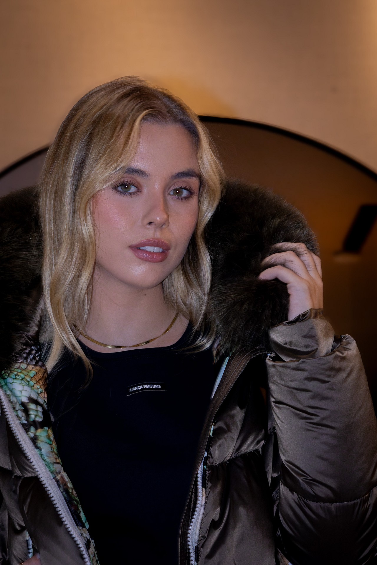 galleries_0c8bbb35-8d97-4e5c-a2b5-556abc141bd2_720ae51d-0412-48ad-97ad-cb3e75338509_v2__thumb_l CASACO ACOLCHOADO CASTANHO COM GOLA DE PELO FLO&CLO - Image 4