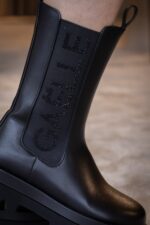 BOTAS PRETAS COM LOGÓTIPO STRASS GAËLLE - Image 2