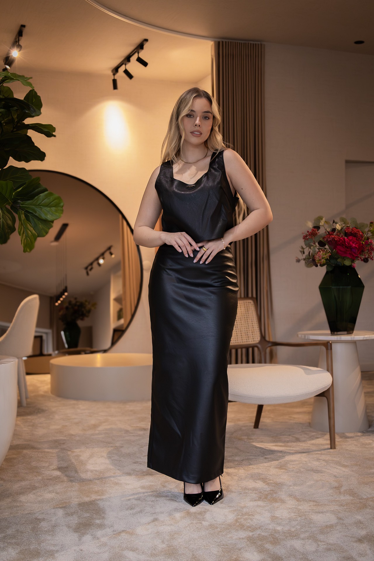 galleries_0c8bbb35-8d97-4e5c-a2b5-556abc141bd2_8c874cf6-705e-4a07-b0a7-159877d5303b_v2__thumb_l TOP PRETO EM POLIPELE LANÇA PERFUME - Image 4