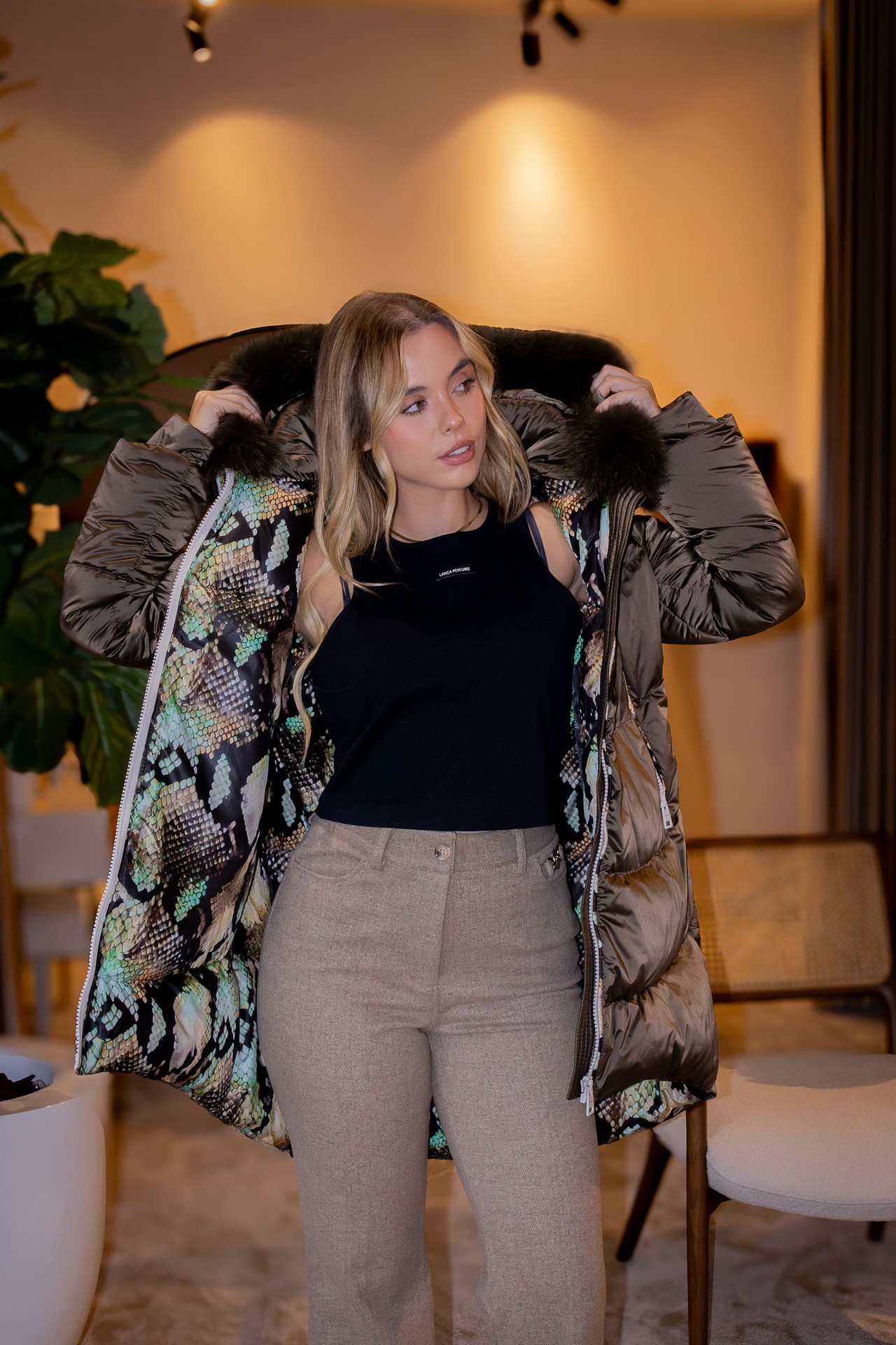 galleries_0c8bbb35-8d97-4e5c-a2b5-556abc141bd2_a52b7d70-62c3-4d38-9dc3-873586c6bf1c_v2__thumb_l CASACO ACOLCHOADO CASTANHO COM GOLA DE PELO FLO&CLO - Image 3