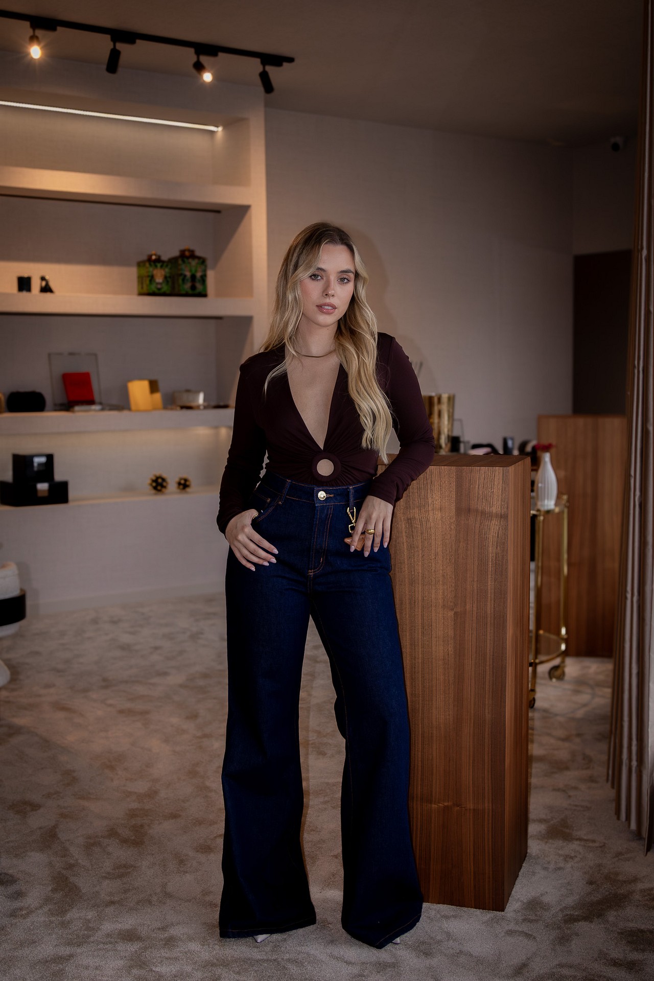galleries_0c8bbb35-8d97-4e5c-a2b5-556abc141bd2_a76d1157-d4de-40c7-9d4f-cbe6407f4096_v2__thumb_l CALÇAS DE GANGA AZUL ESCURA WIDE LEG LANÇA PERFUME - Image 2