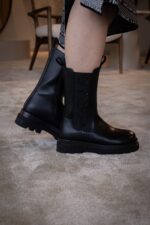 BOTAS PRETAS COM LOGÓTIPO STRASS GAËLLE