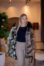 CASACO ACOLCHOADO CASTANHO COM GOLA DE PELO FLO&CLO