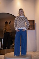 CAMISOLA TRICOT BEGE E CASTANHA COM MONOGRAMA LANÇA PERFUME - Image 3