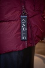 CASACO ACOLCHOADO BORDÔ COM CAPUZ GAELLE PARIS - Image 2