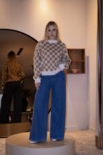 CAMISOLA TRICOT BEGE E CASTANHA COM MONOGRAMA LANÇA PERFUME - Image 2