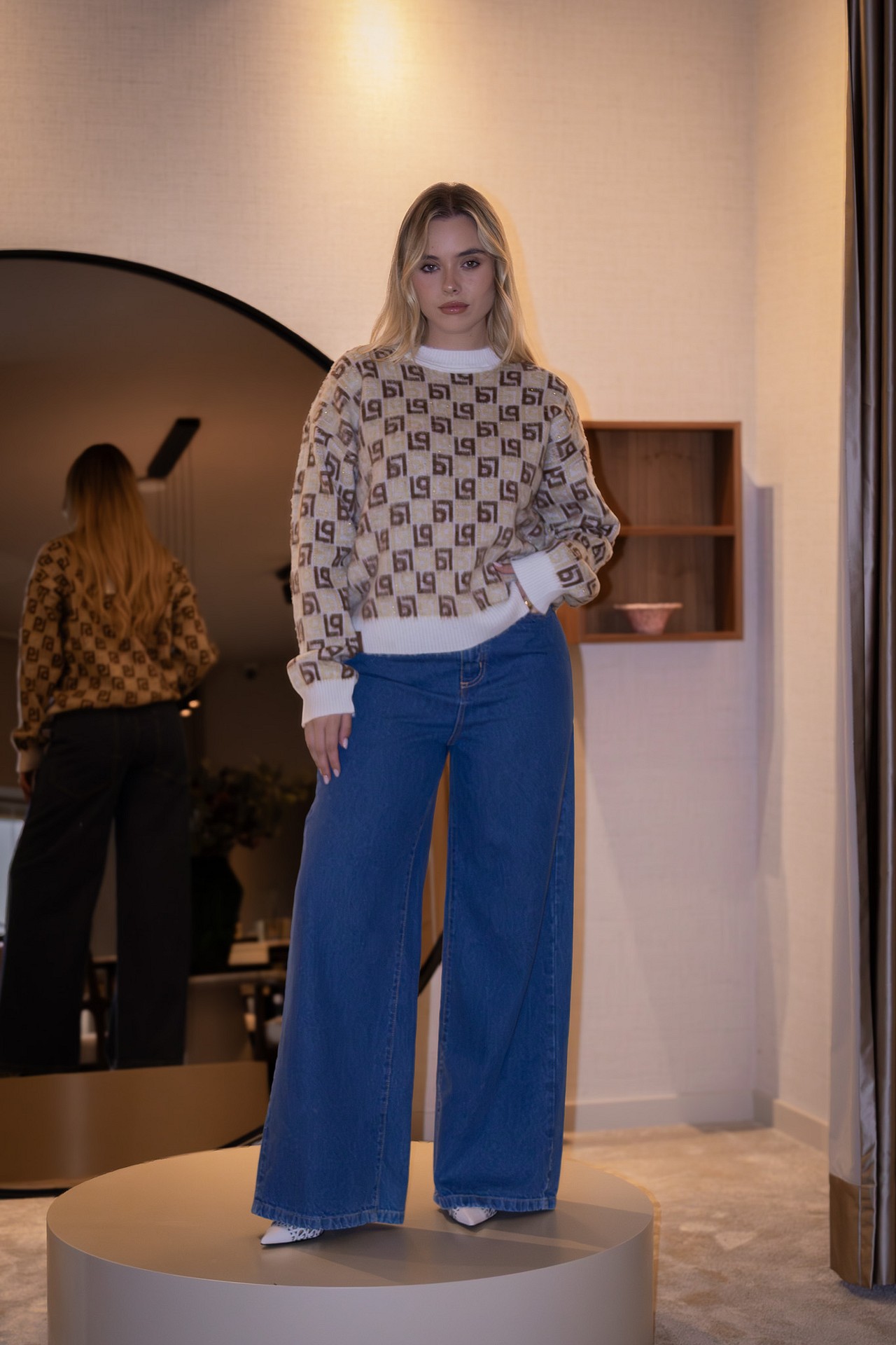 galleries_0c8bbb35-8d97-4e5c-a2b5-556abc141bd2_e9ad90f6-dd6e-4eba-8f10-fdb0472a697b_v2__thumb_l CAMISOLA TRICOT BEGE E CASTANHA COM MONOGRAMA LANÇA PERFUME - Image 2