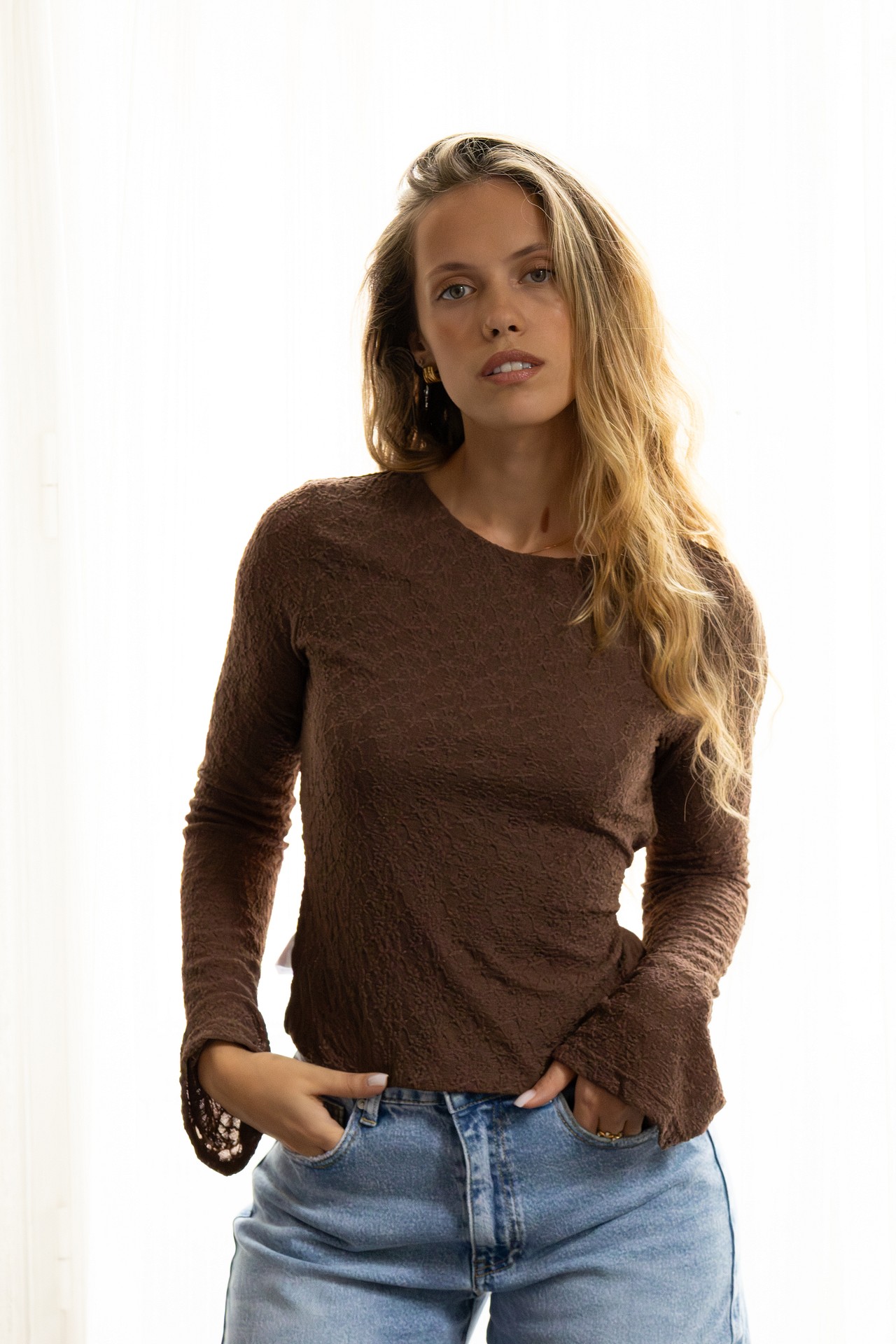 galleries_105af6ef-ebfb-4be0-84ff-51415b630d5e_4cc3944c-5b55-4883-82e1-54a9ba1927c1_v2__thumb_l CAMISOLA CASTANHA EM MALHA RENDADA PONTO CHIC - Image 1