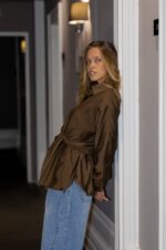 CAMISA CASTANHA  ASSIMÉTRICA DRAPEADO ELEH - Image 2