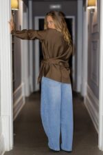 CAMISA CASTANHA  ASSIMÉTRICA DRAPEADO ELEH - Image 6