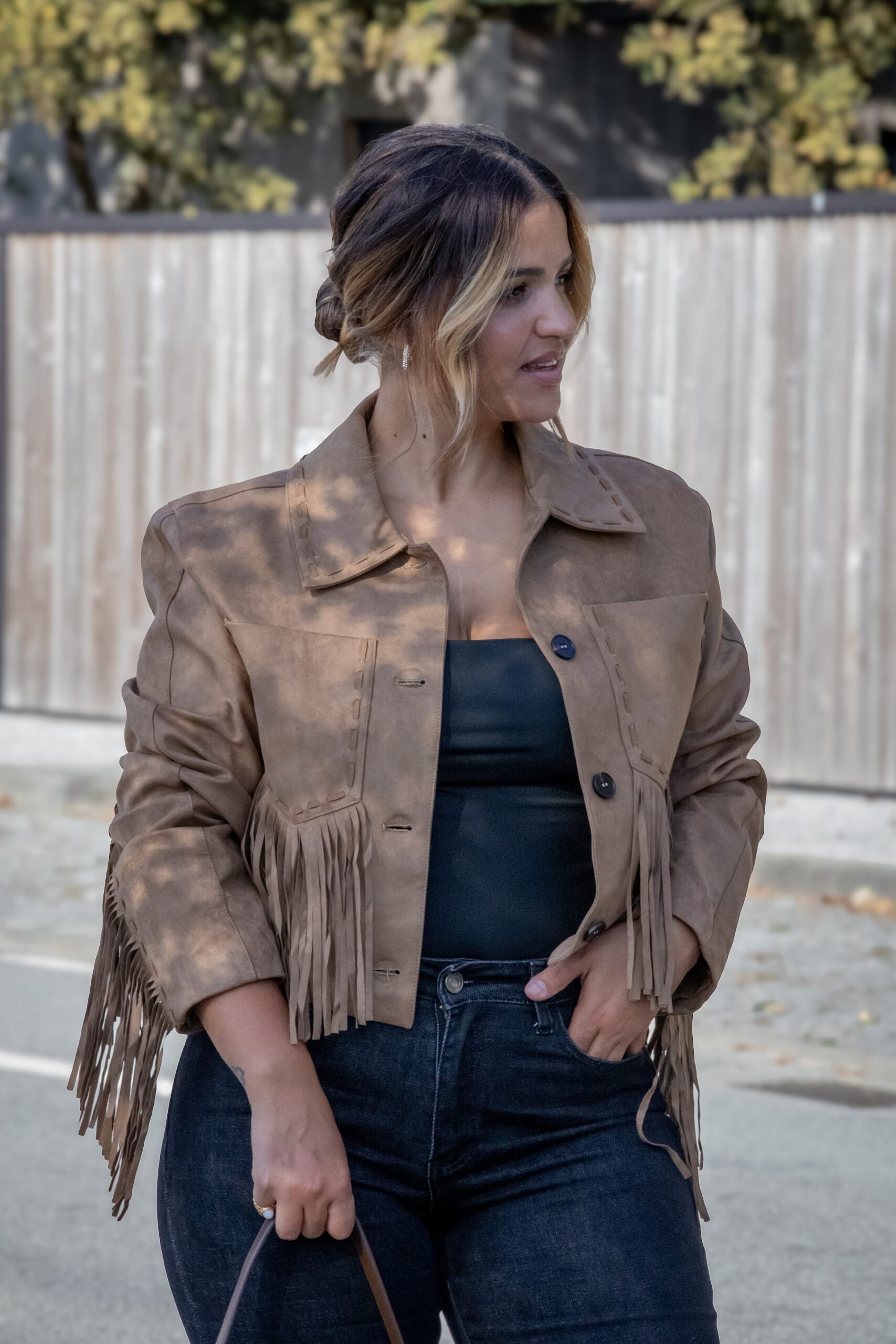 galleries_22e1c3ee-74e9-4d95-b224-8f0763c2557a_10298a5d-ee5f-49df-b4eb-3bc2ab40cc96_v2__thumb_xl CASACO CAMURÇA COM FRANJAS CASTANHO PONTO CHIC - Image 2