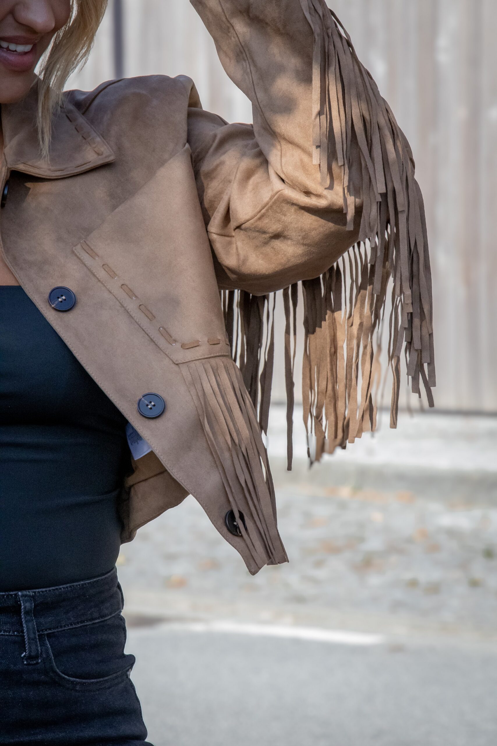 galleries_22e1c3ee-74e9-4d95-b224-8f0763c2557a_3062e429-3892-41fa-9c00-ad613aadd6d0_v2__thumb_xl CASACO CAMURÇA COM FRANJAS CASTANHO PONTO CHIC - Image 7