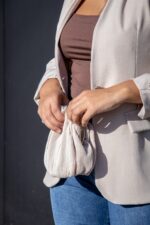 MALA CLUTCH PLISSADA NUDE PONTO CHIC