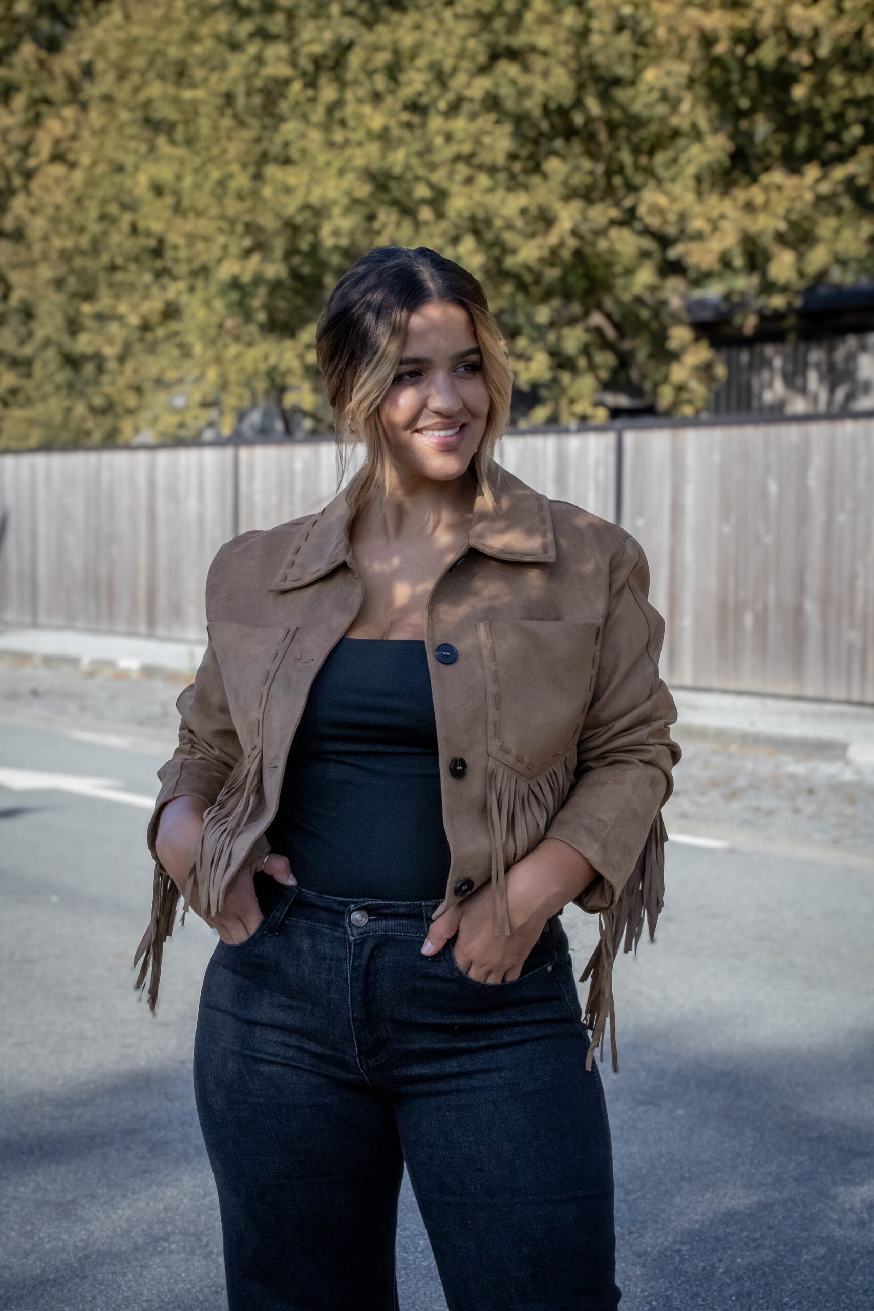 galleries_22e1c3ee-74e9-4d95-b224-8f0763c2557a_657aeb99-f613-48ae-abdc-b2d885d9ceb4_v2__thumb_xl CASACO CAMURÇA COM FRANJAS CASTANHO PONTO CHIC - Image 4