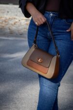 MALA TRICOLOR CASTANHA, BEGE E CAMEL PONTO CHIC