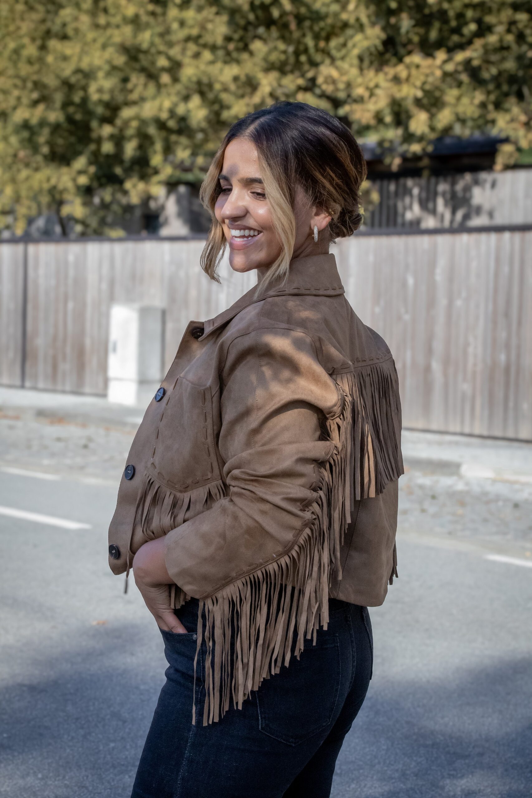 galleries_22e1c3ee-74e9-4d95-b224-8f0763c2557a_773ffed5-7438-4eb6-9f1b-4a0535f71125_v2__thumb_xl CASACO CAMURÇA COM FRANJAS CASTANHO PONTO CHIC - Image 5