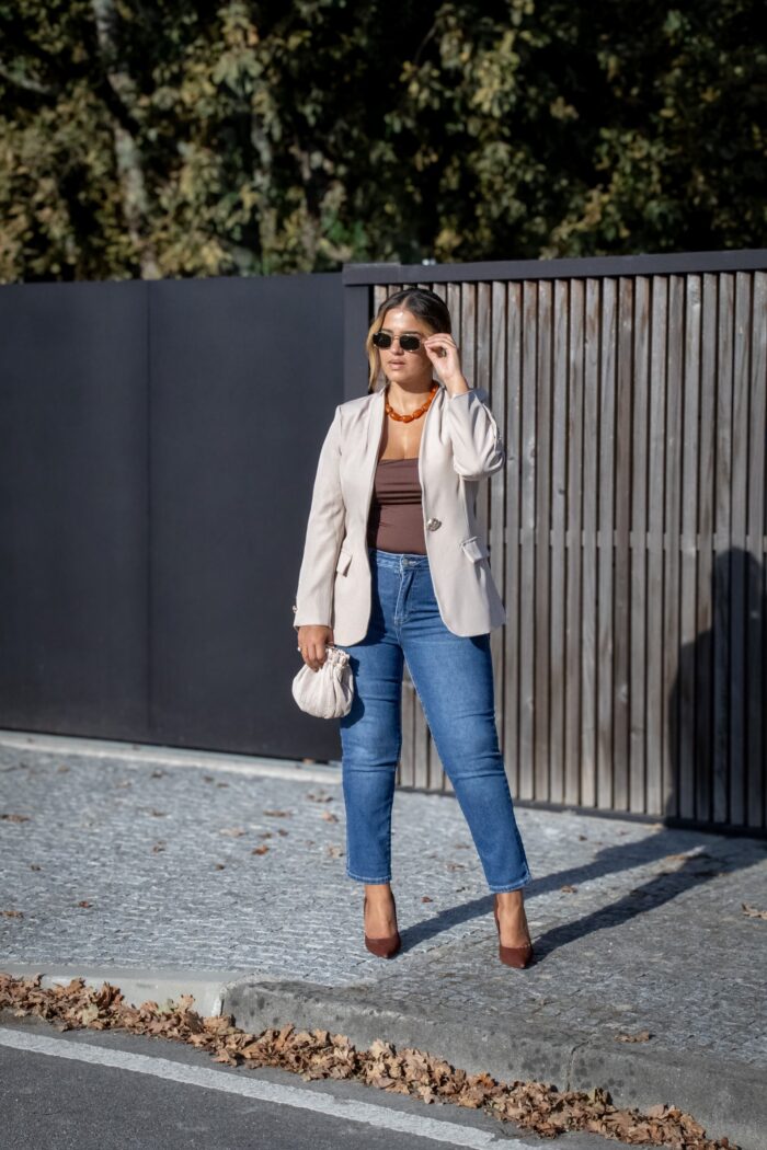 BLAZER BEGE COM BOTÕES DOURADOS PONTO CHIC - Image 1