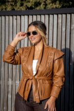 CASACO EM PELE SINTÉTICA CASTANHO COM CORDÕES PONTO CHIC