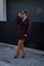 VESTIDO CASTANHO COM FOLHOS PONTO CHIC - Image 3