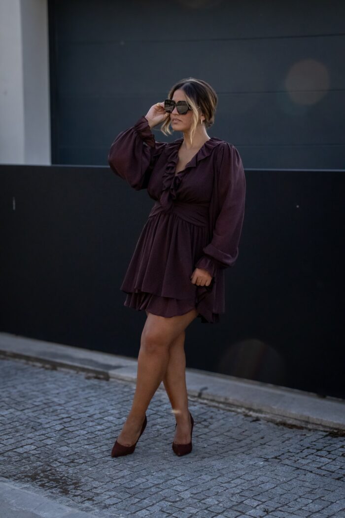 VESTIDO CASTANHO COM FOLHOS PONTO CHIC - Image 3