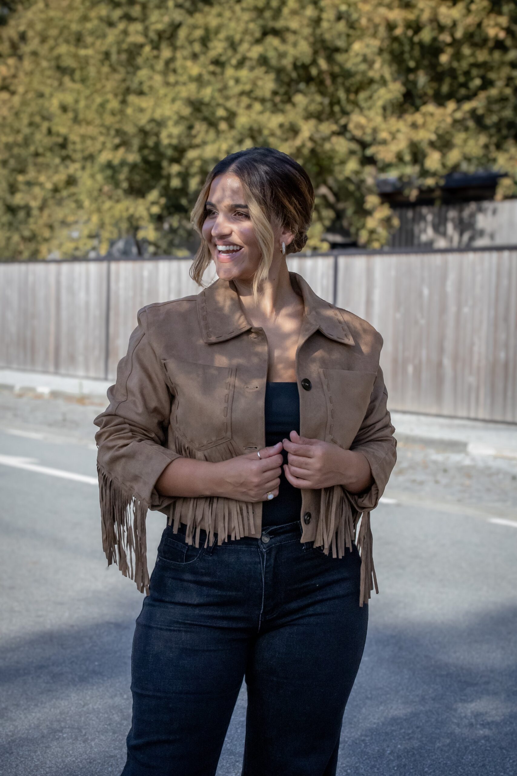 galleries_22e1c3ee-74e9-4d95-b224-8f0763c2557a_ade0345b-8c21-4673-9d6f-58dc91034e41_v2__thumb_xl CASACO CAMURÇA COM FRANJAS CASTANHO PONTO CHIC - Image 1