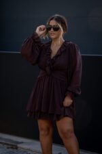 VESTIDO CASTANHO COM FOLHOS PONTO CHIC