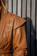 CASACO EM PELE SINTÉTICA CASTANHO COM CORDÕES PONTO CHIC - Image 2