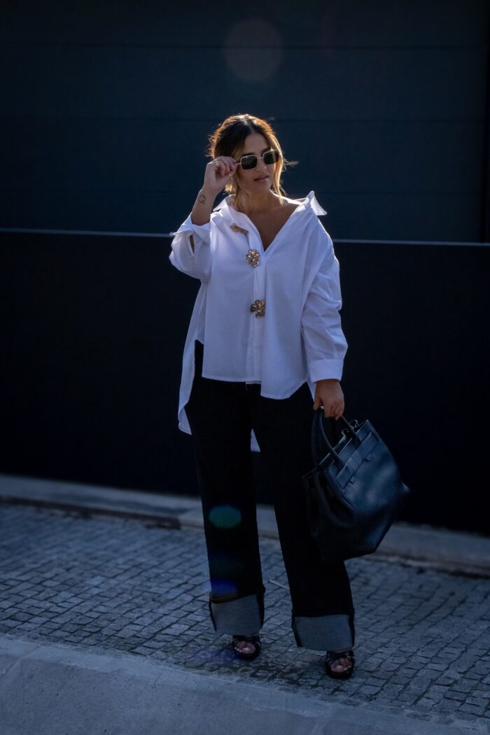 CAMISA BRANCA COM BOTÕES DOURADOS PONTO CHIC - Image 1