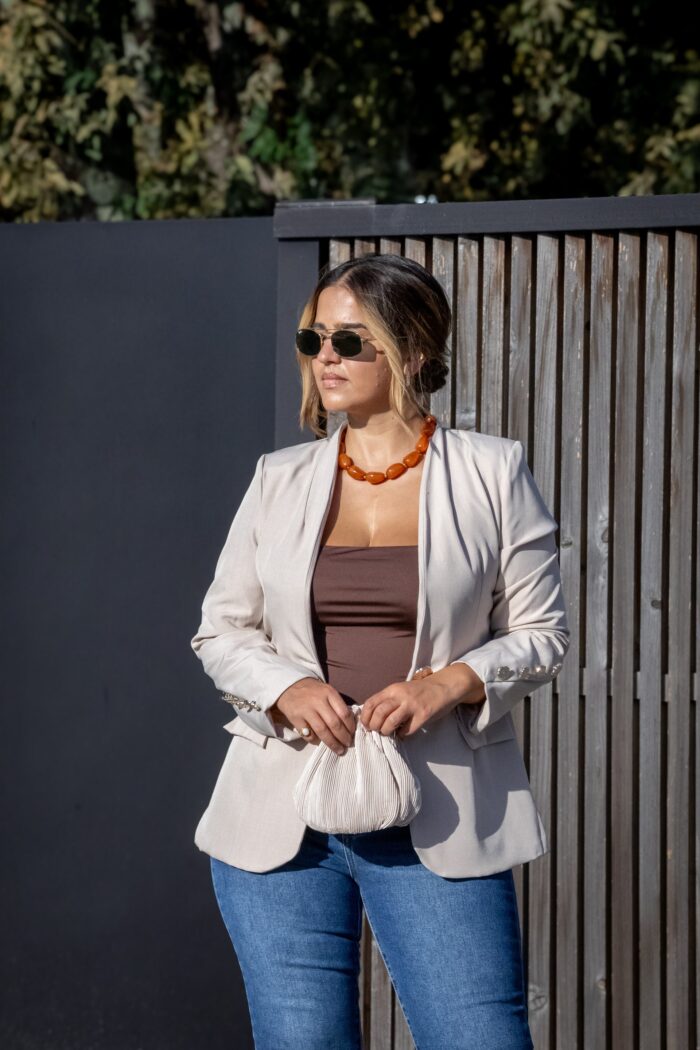 BLAZER BEGE COM BOTÕES DOURADOS PONTO CHIC - Image 2