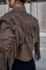 CASACO CAMURÇA COM FRANJAS CASTANHO PONTO CHIC - Image 6