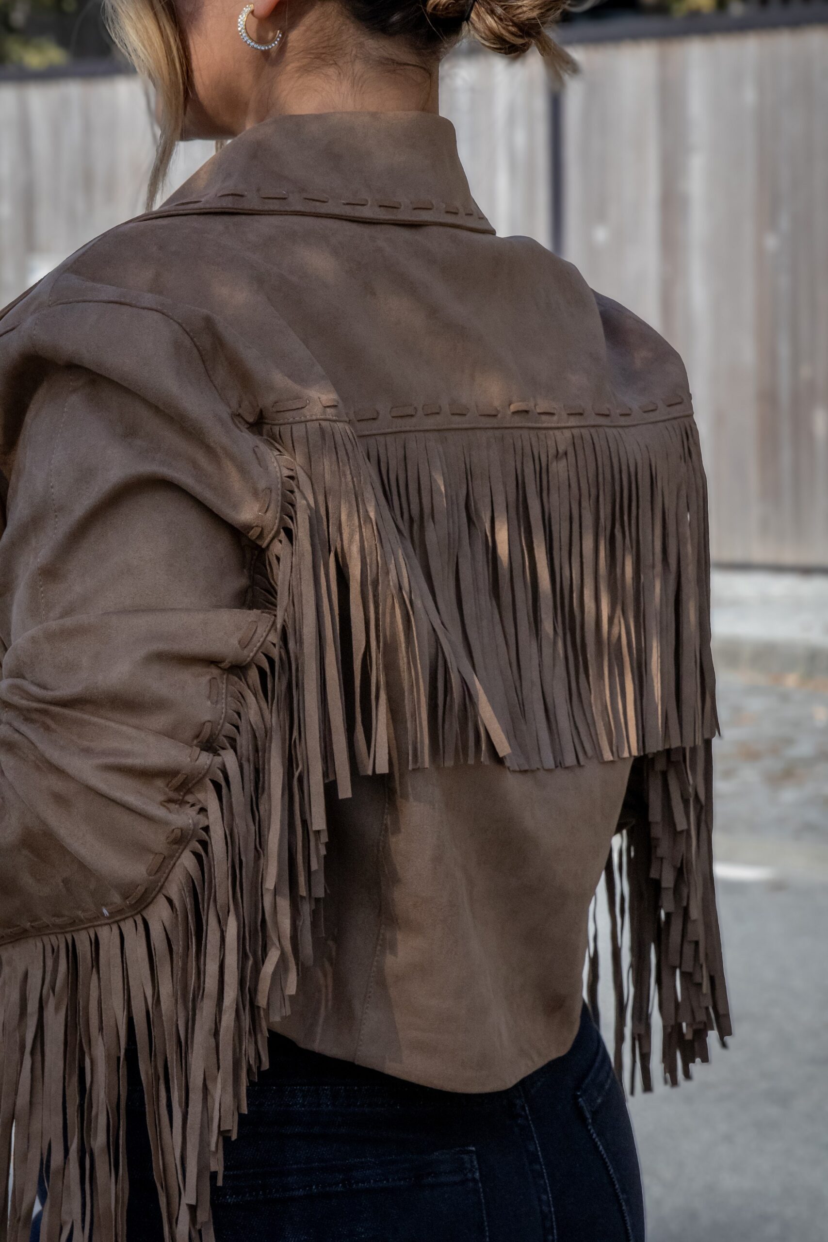 galleries_22e1c3ee-74e9-4d95-b224-8f0763c2557a_d9778016-040d-462e-8874-0154afeca867_v2__thumb_xl CASACO CAMURÇA COM FRANJAS CASTANHO PONTO CHIC - Image 6