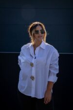 CAMISA BRANCA COM BOTÕES DOURADOS PONTO CHIC - Image 2