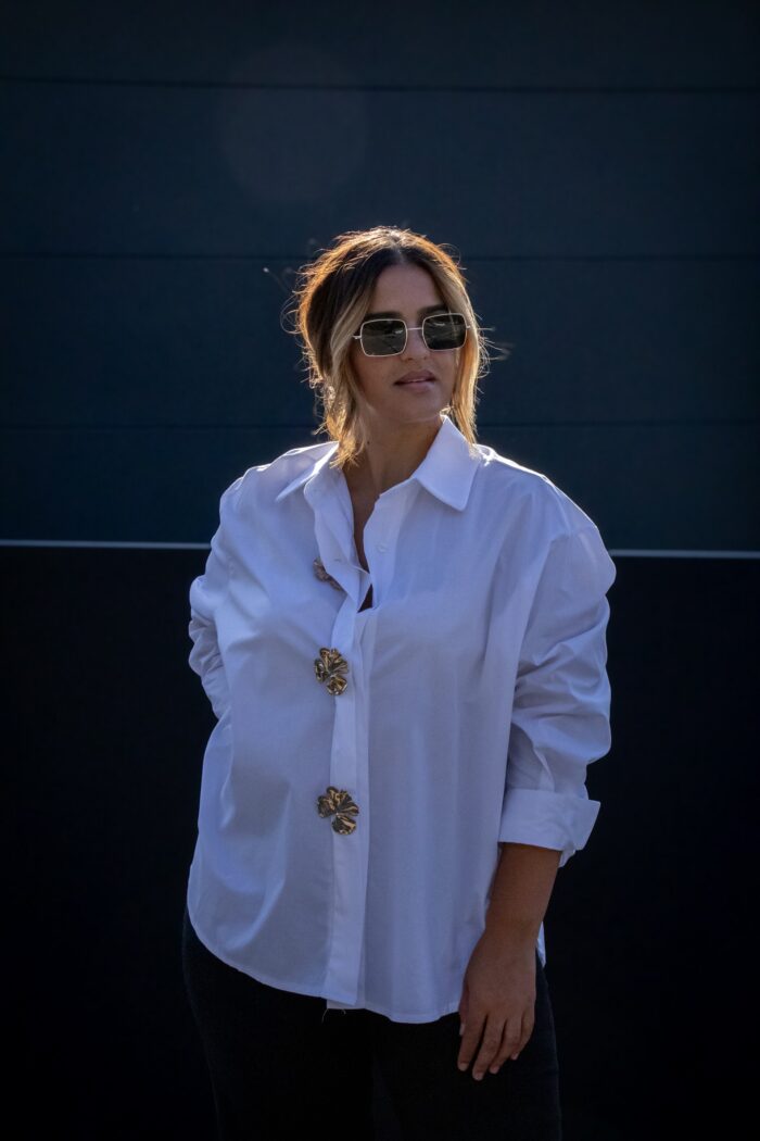 CAMISA BRANCA COM BOTÕES DOURADOS PONTO CHIC - Image 2