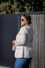 BLAZER BEGE COM BOTÕES DOURADOS PONTO CHIC - Image 4