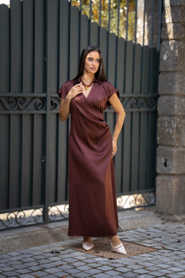 VESTIDO ACETINADDO CASTANHO RINASCIMENTO - Imagen 1