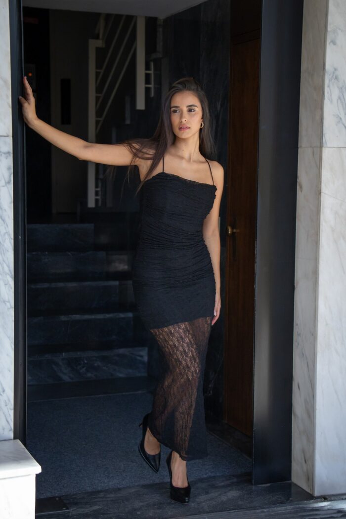 VESTIDO LONGO PRETO DRAPEADO EM RENDA ELEH - Image 3