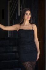 VESTIDO LONGO PRETO DRAPEADO EM RENDA ELEH - Image 2