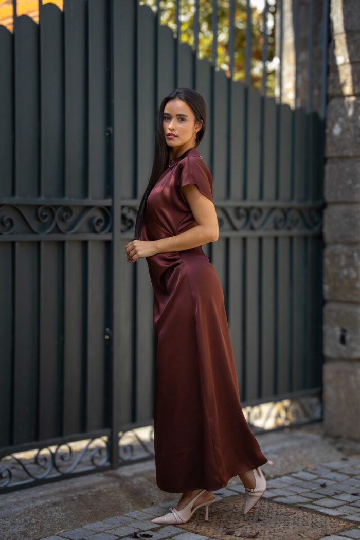 VESTIDO ACETINADDO CASTANHO RINASCIMENTO - Imagen 5